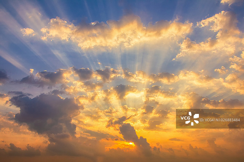 绚丽日落天空中的彩色云朵图片素材