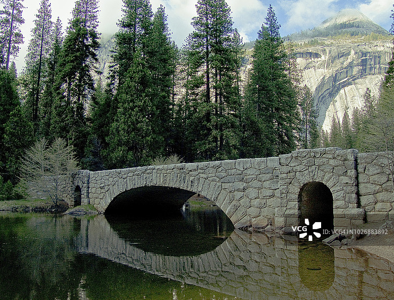 优胜美地山谷的河流上的石桥图片素材