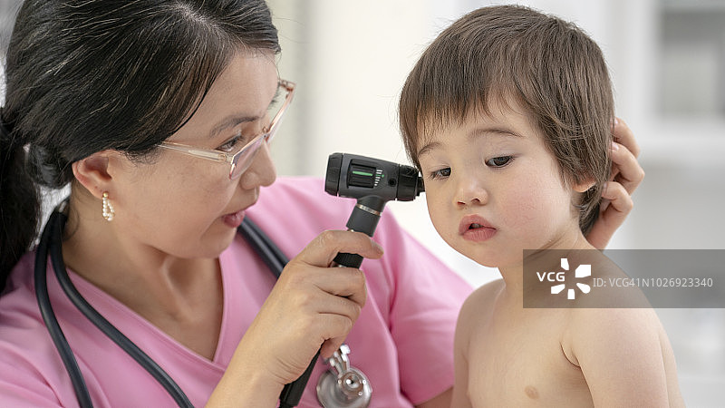 小男孩接受耳部检查图片素材