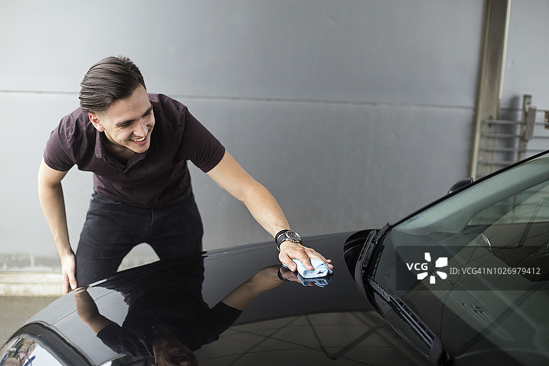 年轻人正在擦车图片素材