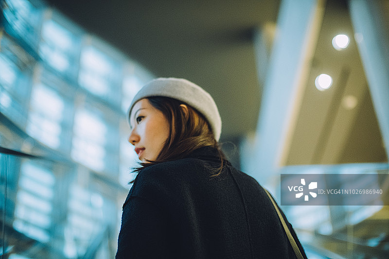 深思中面露期待的亚洲女性肖像图片素材