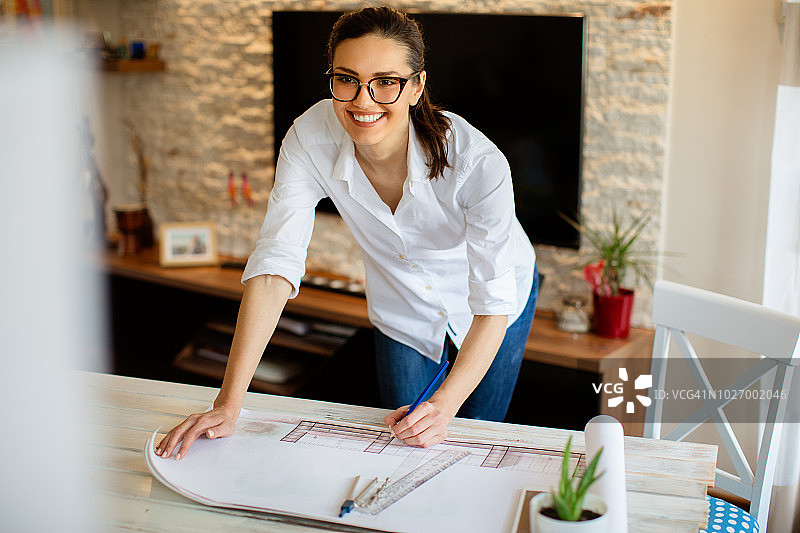 在家工作的年轻女建筑师图片素材