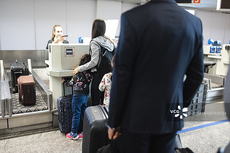排队办理登机手续的人们图片素材