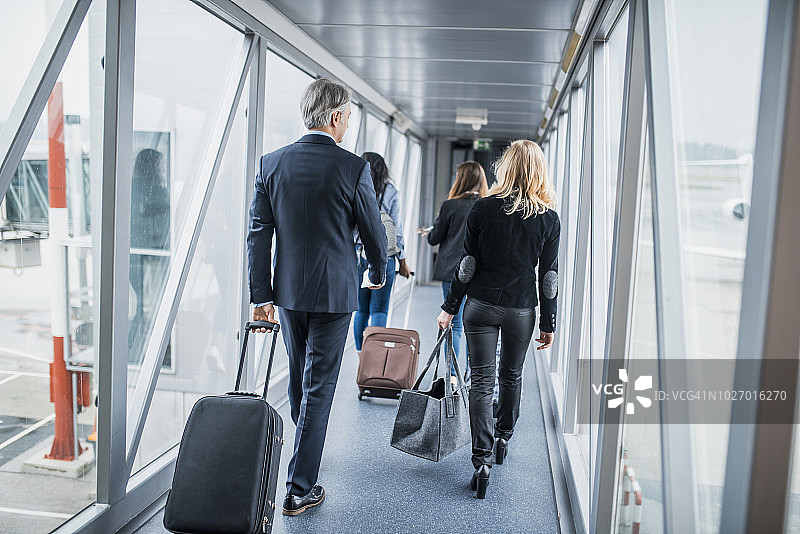 一群人登上飞机图片素材