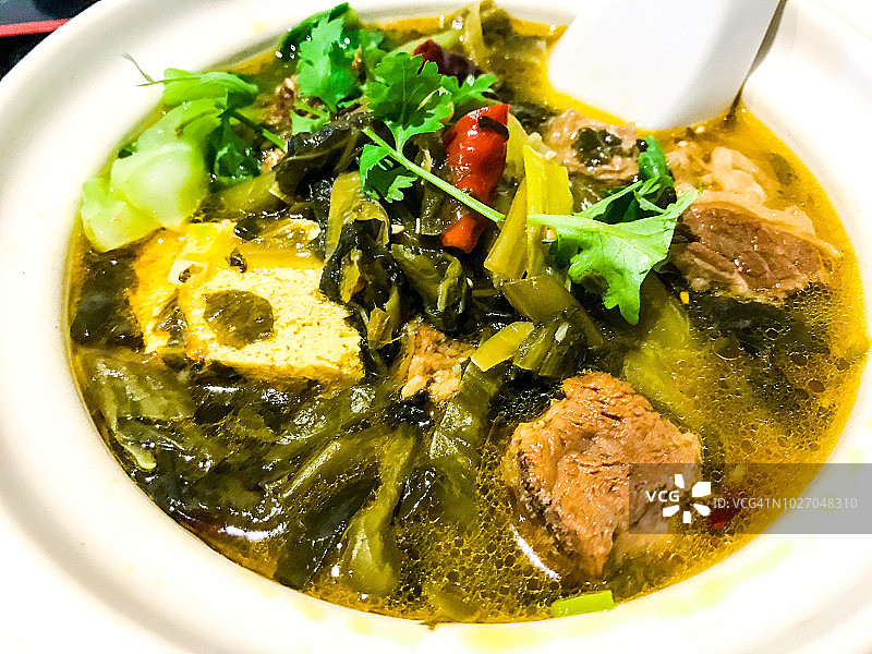 牛肉与腌制高菜豆腐炖图片素材