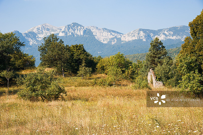 波斯尼亚和黑塞哥维那利夫诺附近迪纳里克阿尔卑斯山脉的战后废弃房屋图片素材
