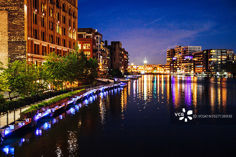 密尔沃基市中心夜间河岸图片素材