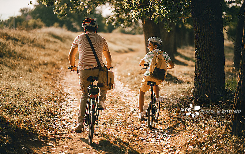 父子共度时光图片素材