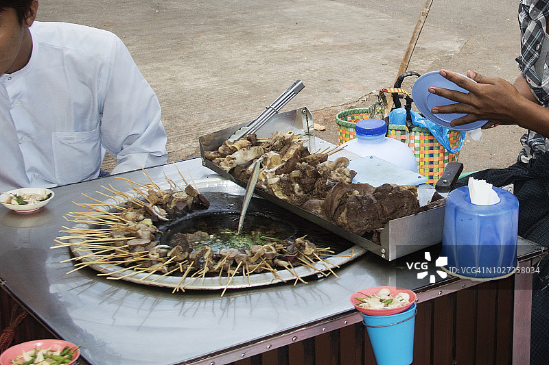 人行道旁烤肉串图片素材