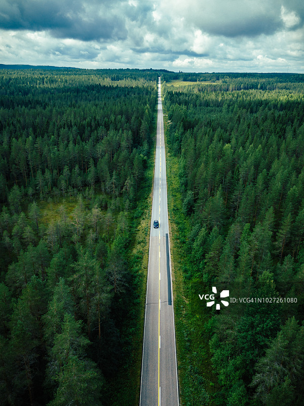芬兰森林中乡村公路的航拍景色图片素材