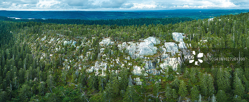 阴天夏季芬兰科利国家公园岩石山丘的航拍全景图片素材
