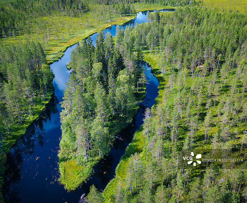 芬兰沼泽地小河流鸟瞰图图片素材