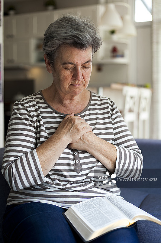 年长女性祈祷图片素材