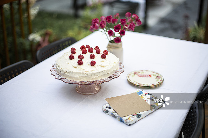 生日蛋糕、礼物和贺卡图片素材