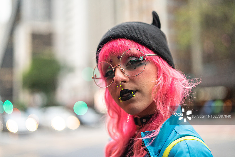 另类生活方式女孩肖像图片素材