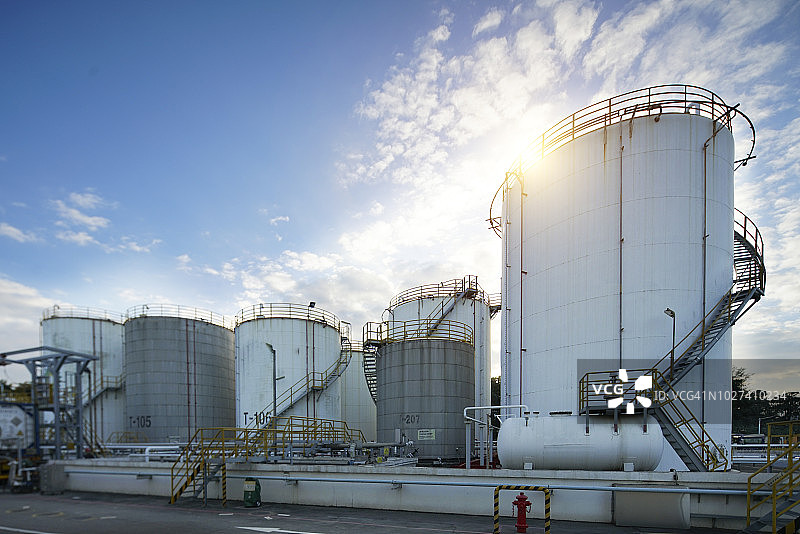 中国深圳的润滑油调合厂油罐图片素材