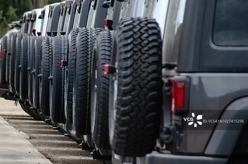 相同卡车上的一排备用轮胎图片素材
