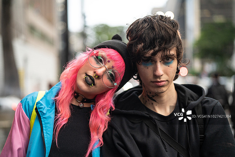 另类生活：年轻朋友肖像图片素材