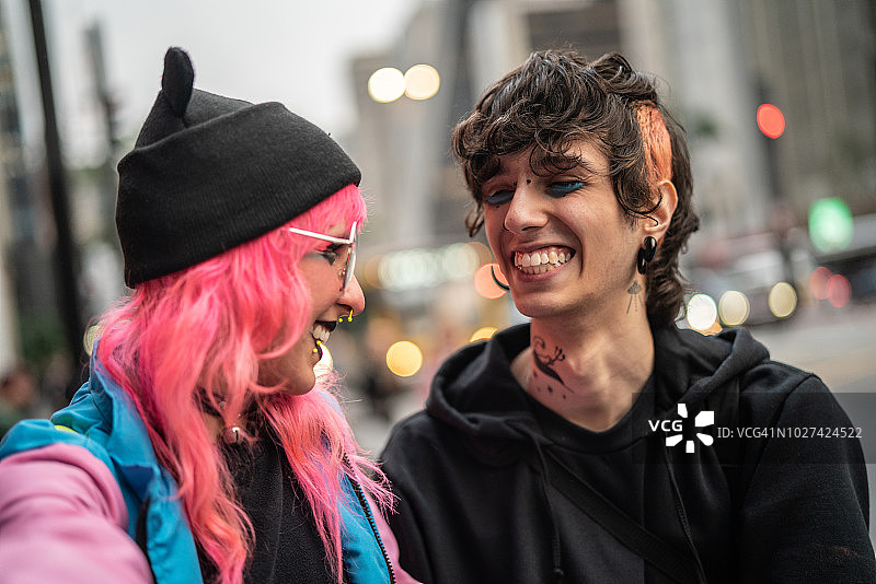 选择另类生活方式的年轻情侣自拍图片素材