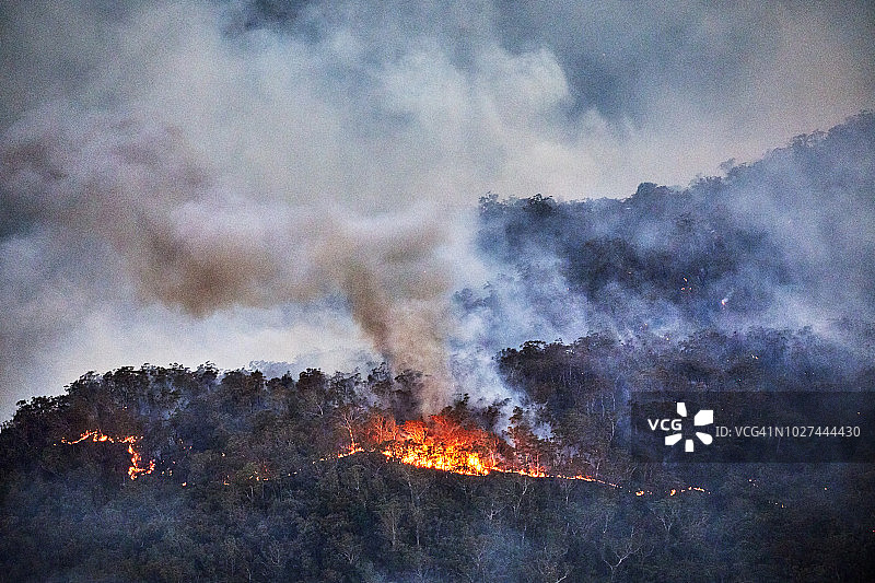 烟雾弥漫的澳大利亚蓝山杰米逊谷的森林火灾图片素材