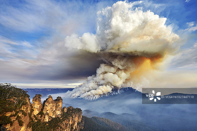 蓝山国家公园的三姐妹与大型烟云、森林大火，澳大利亚图片素材