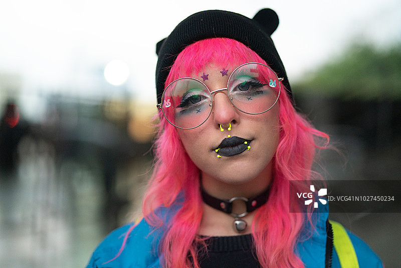 粉色头发的漫画女孩肖像图片素材