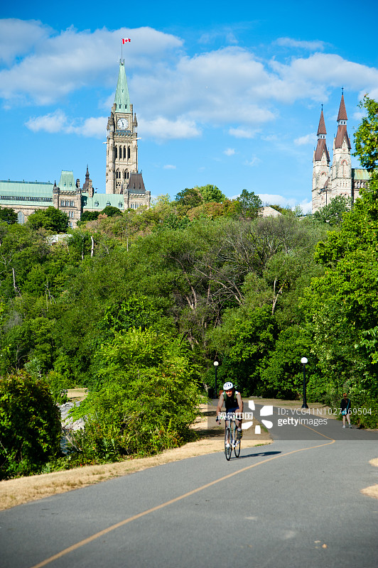 骑行者与加拿大议会大厦图片素材