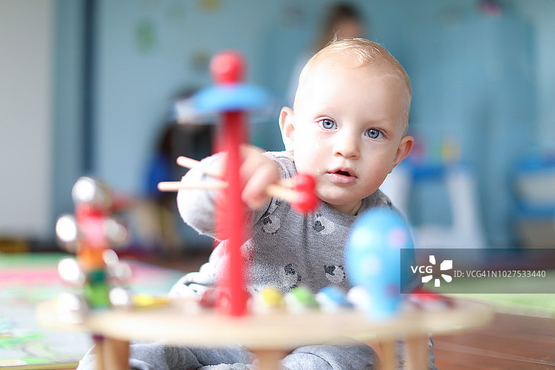玩木琴的男婴图片素材