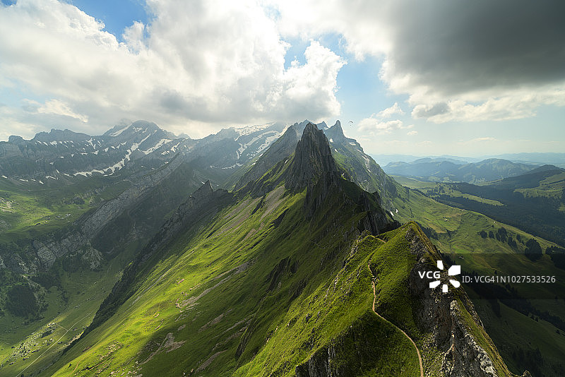 从沙夫勒看桑蒂斯岩石山脊和绿色山谷，瑞士内阿彭策尔图片素材