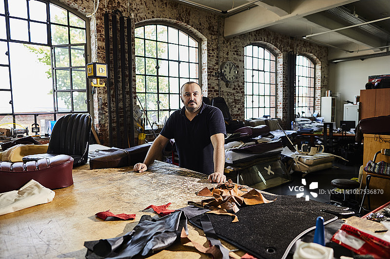 汽车内饰工坊工作台旁的男子肖像图片素材