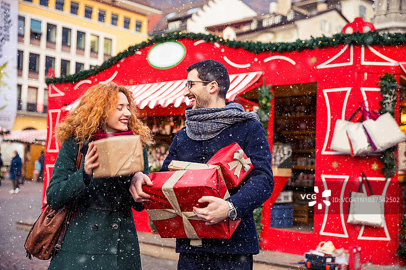 情侣在圣诞市场度假和玩乐图片素材