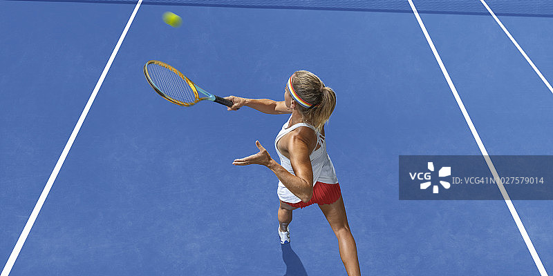 俯瞰在蓝色硬地球场上打网球的运动员图片素材