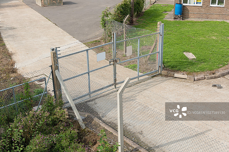 金属丝网和带刺铁丝安全门及围栏图片素材