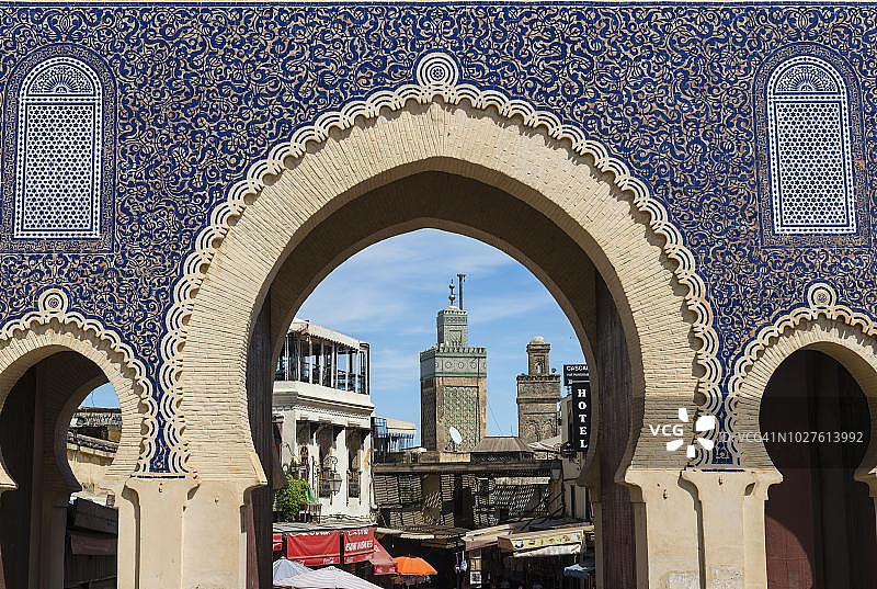 摩洛哥非斯古城的蓝色大门与宗教学校宣礼塔图片素材