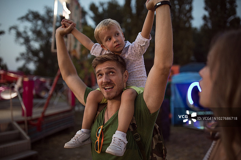 一家人享受夏季节日图片素材