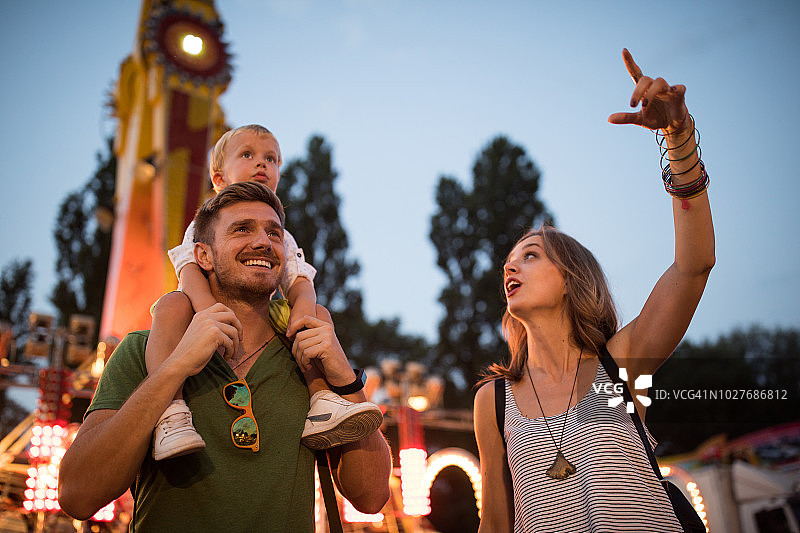 一家人享受夏季节日图片素材