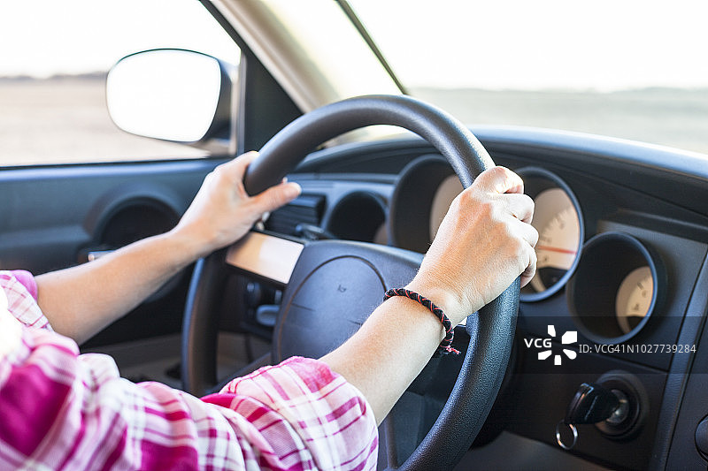 女人握着方向盘图片素材