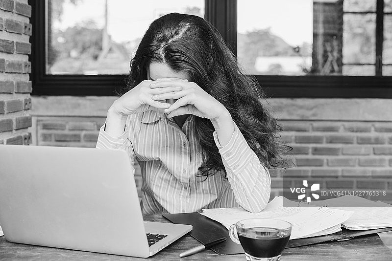 为工作感到担忧和压力的女商人肖像图片素材