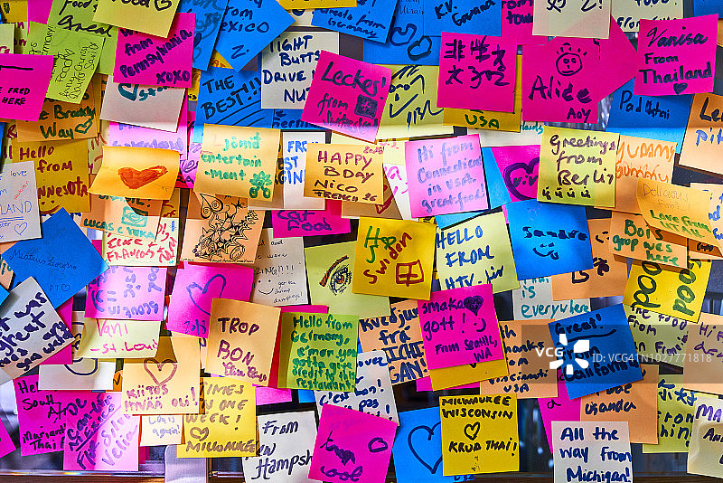 贴满彩色便签的墙图片素材