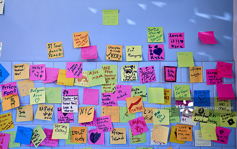 贴满彩色便签的墙图片素材