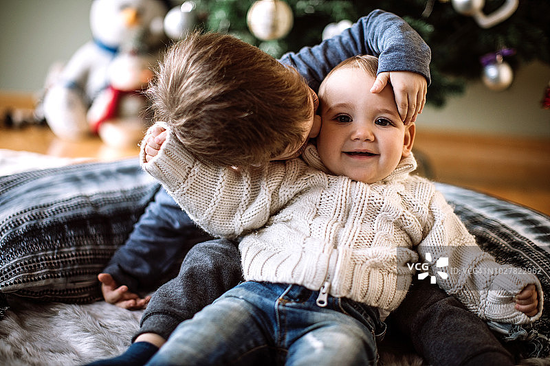 圣诞节早晨的哥哥和妹妹图片素材