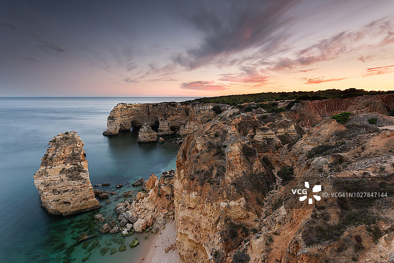 葡萄牙阿尔加维海滩日落时分的美丽海景图片素材