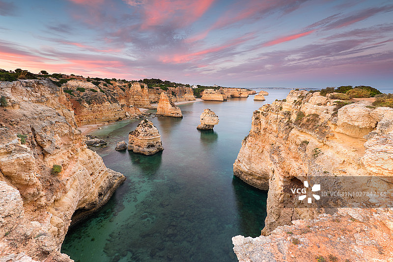 葡萄牙阿尔加维海滩日落时分的美丽海景图片素材