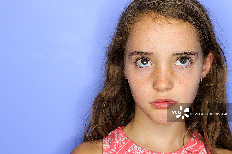 少女望向远方，神情略显忧郁图片素材