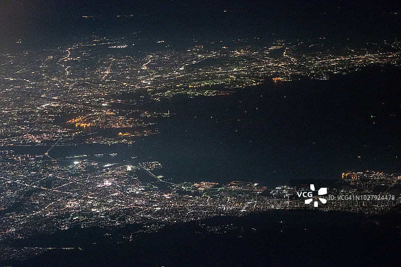 从飞机上俯瞰日本大阪湾、大阪府和兵库县夜景图片素材