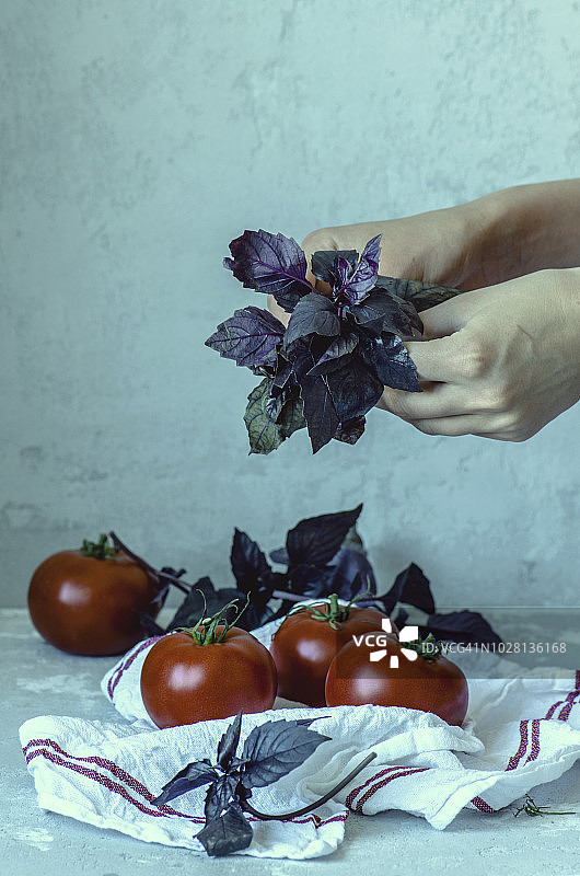 用于夏季沙拉的紫罗勒和西红柿图片素材