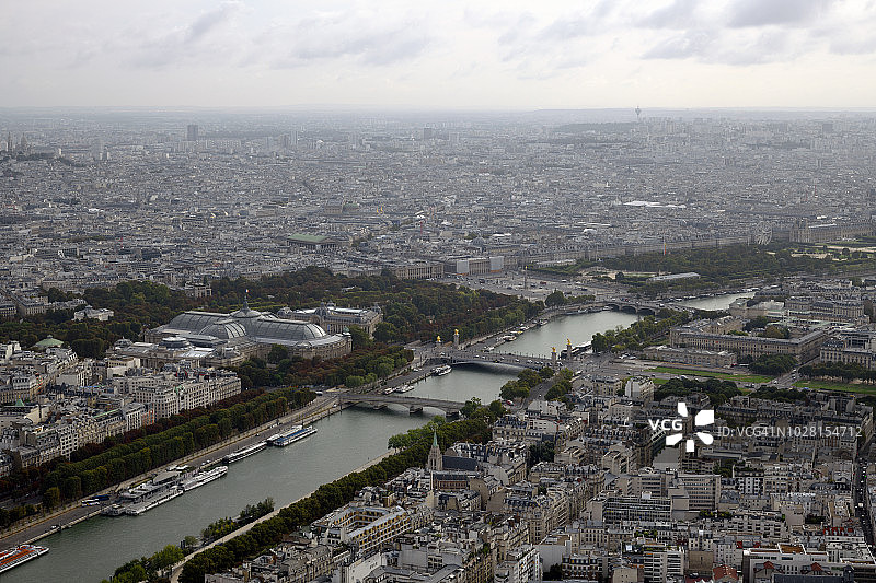 从埃菲尔铁塔看协和广场、巴黎大皇宫和圣心圣殿图片素材
