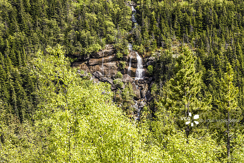从山羊湖流向史卡agway河的沥青叉瀑布，从美国阿拉斯加史卡agway东北部的克朗代克高速公路观看图片素材