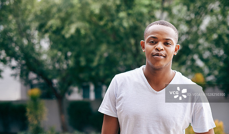 每个男人都需要一件清爽的白色T恤图片素材