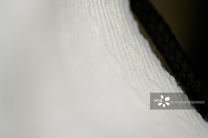 卷起的网球网的特写图片素材